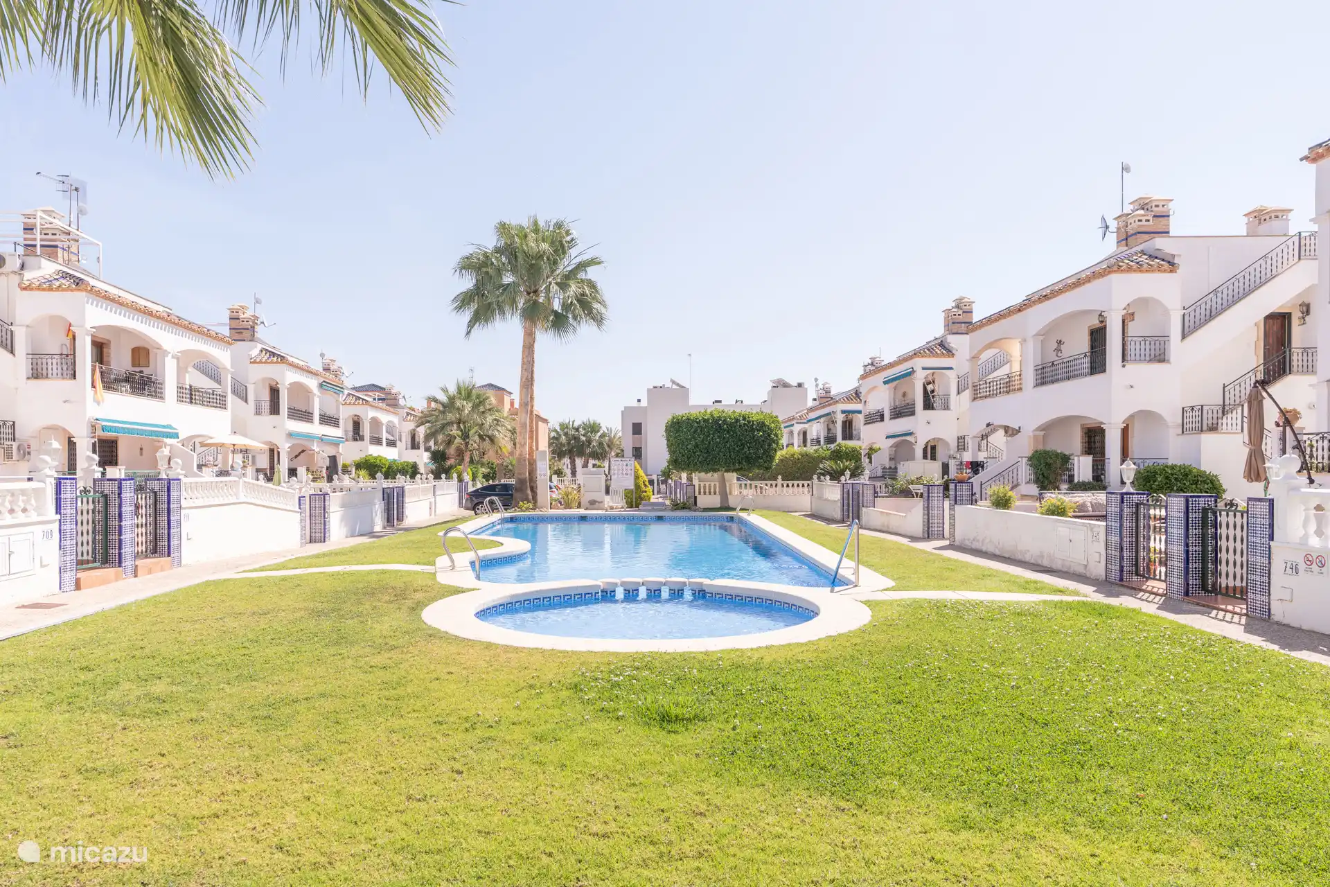 Piscine avec solarium