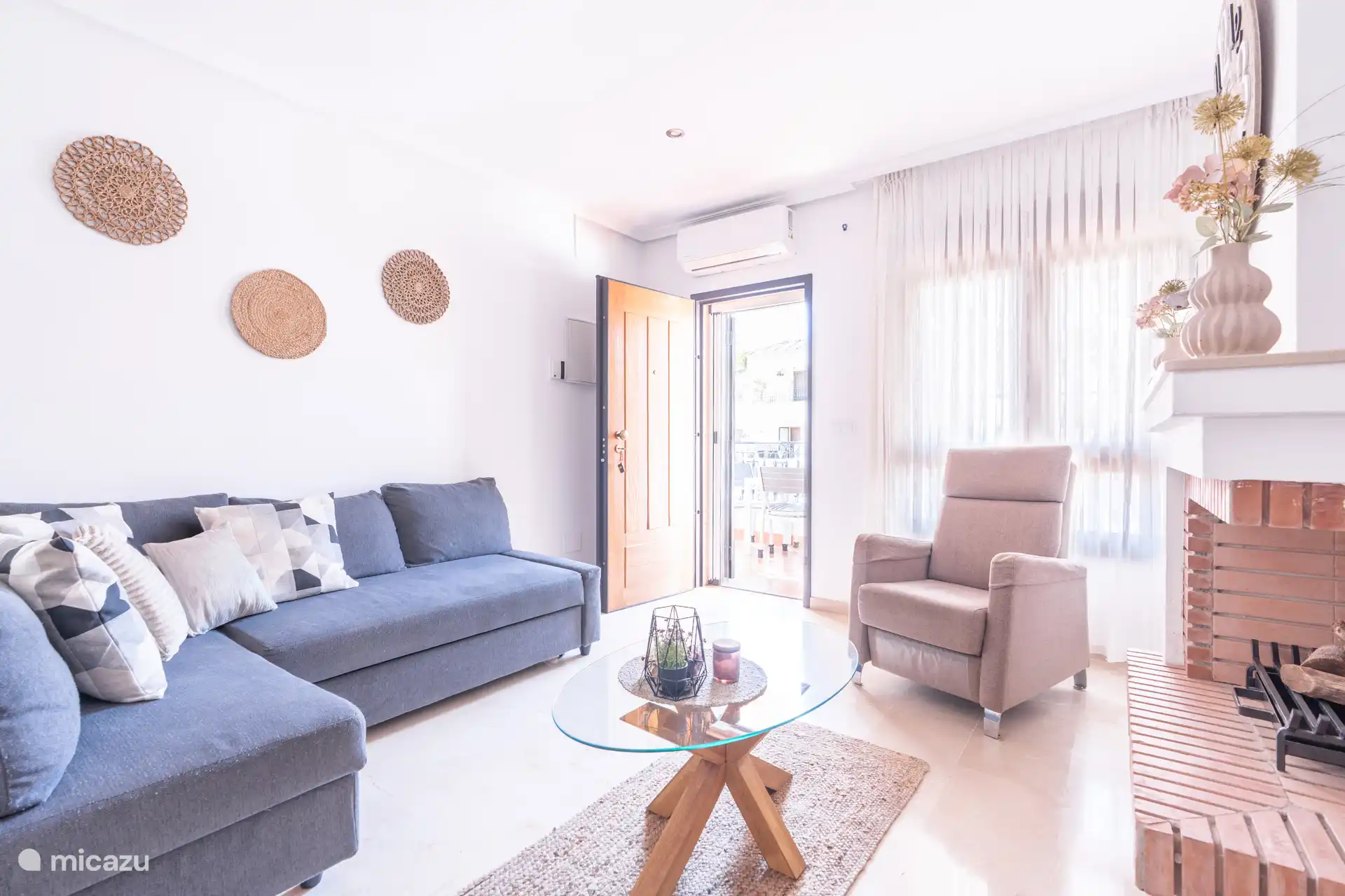 salon avec canapé-lit