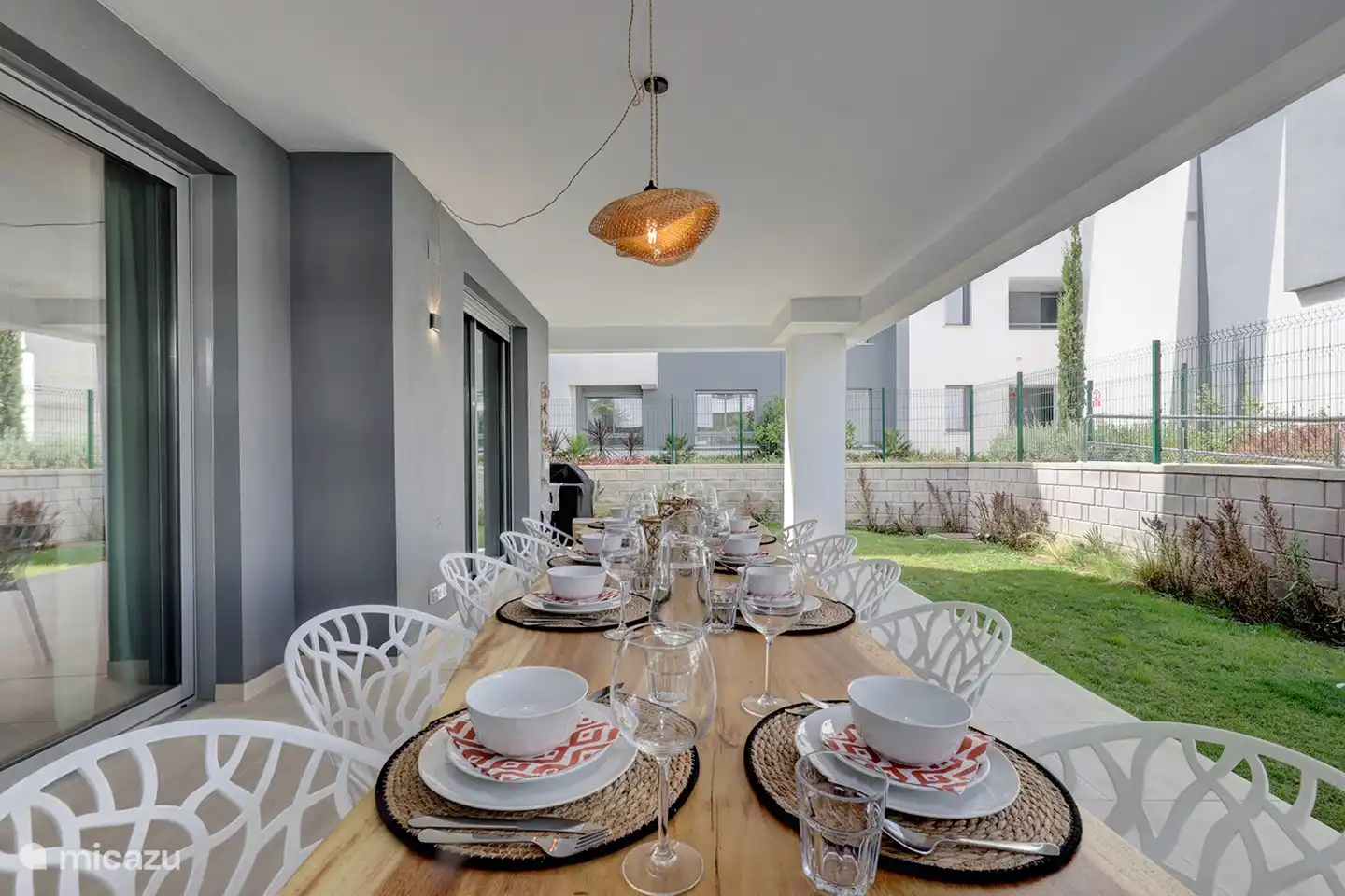 Puedes disfrutar de la sombra bajo el techo.