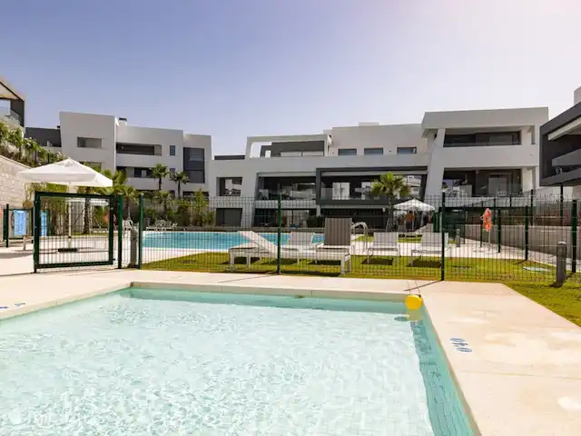 Estrella apartment - Vanian gardens huren in Spanje, Costa del Sol, Estepona - appartement Kinderzwembad voor de allerkleinsten. Er zit een hek omheen, zodat ze niet ongezien naar het andere zwembad kunnen lopen.