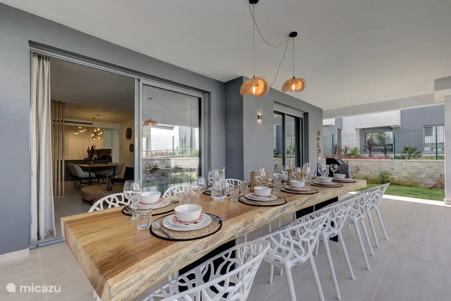 Terraza con lujosa mesa de comedor y 10 sillas.