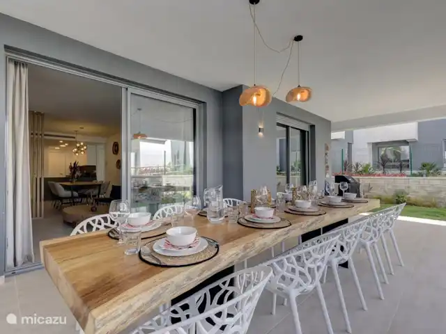 Estrella apartment - Vanian gardens huren in Spanje, Costa del Sol, Estepona - appartement Terras met luxe eettafel en 10 stoelen.
