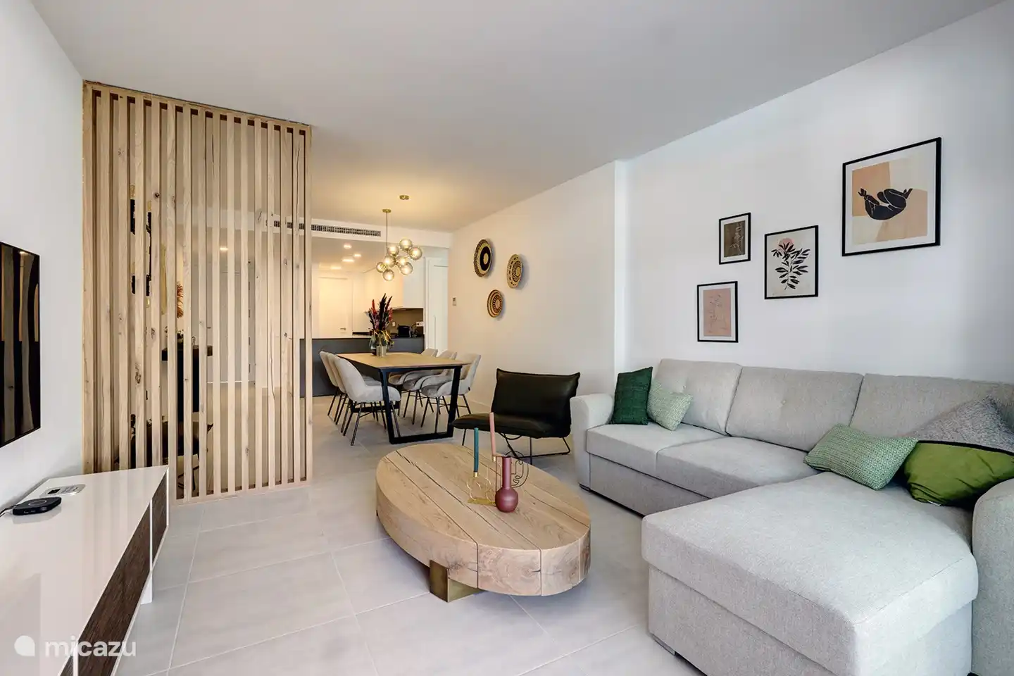 Cómoda sala de estar con sofá cama.