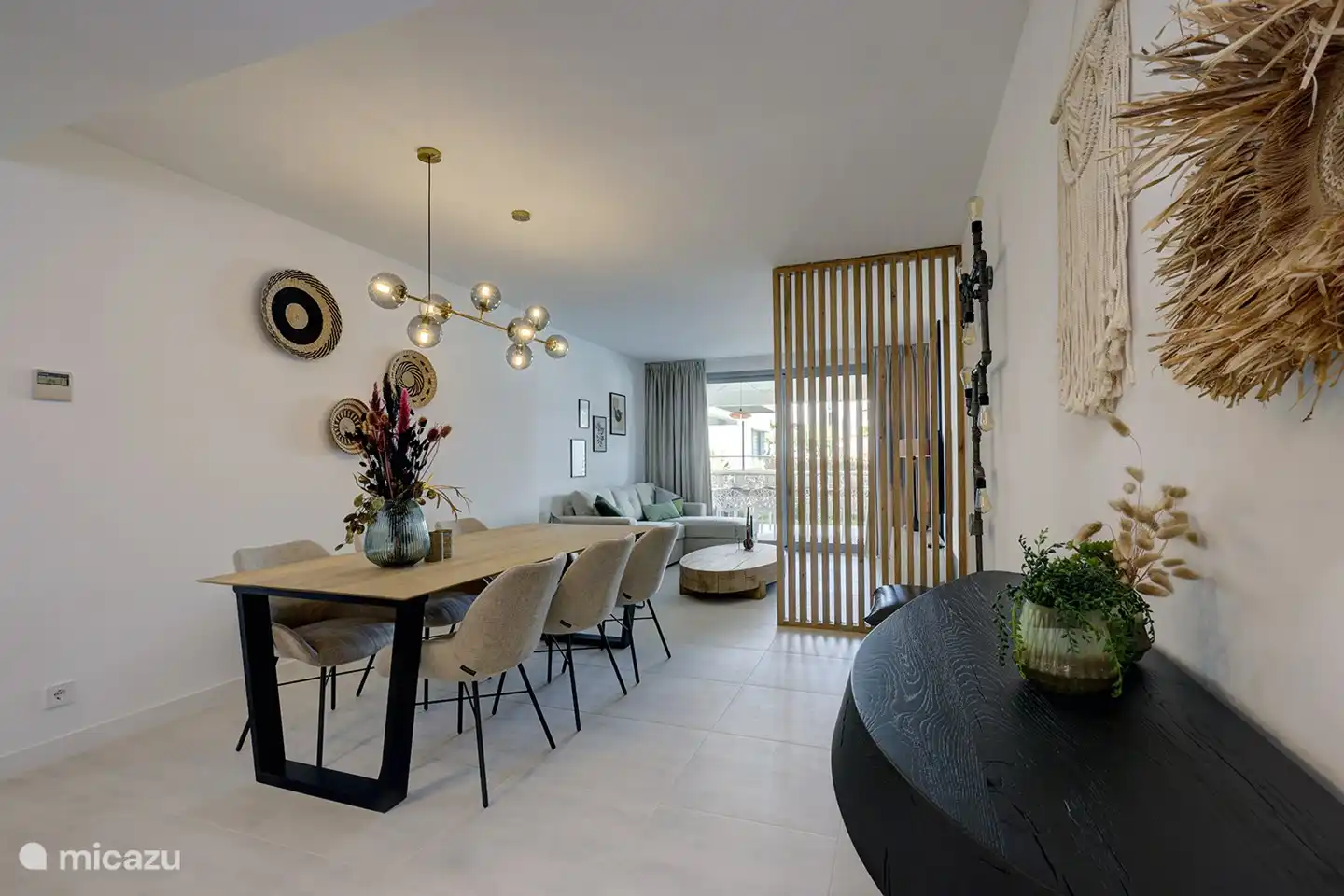 Lujosa mesa de comedor con 6 sillas, 2 tronas disponibles.