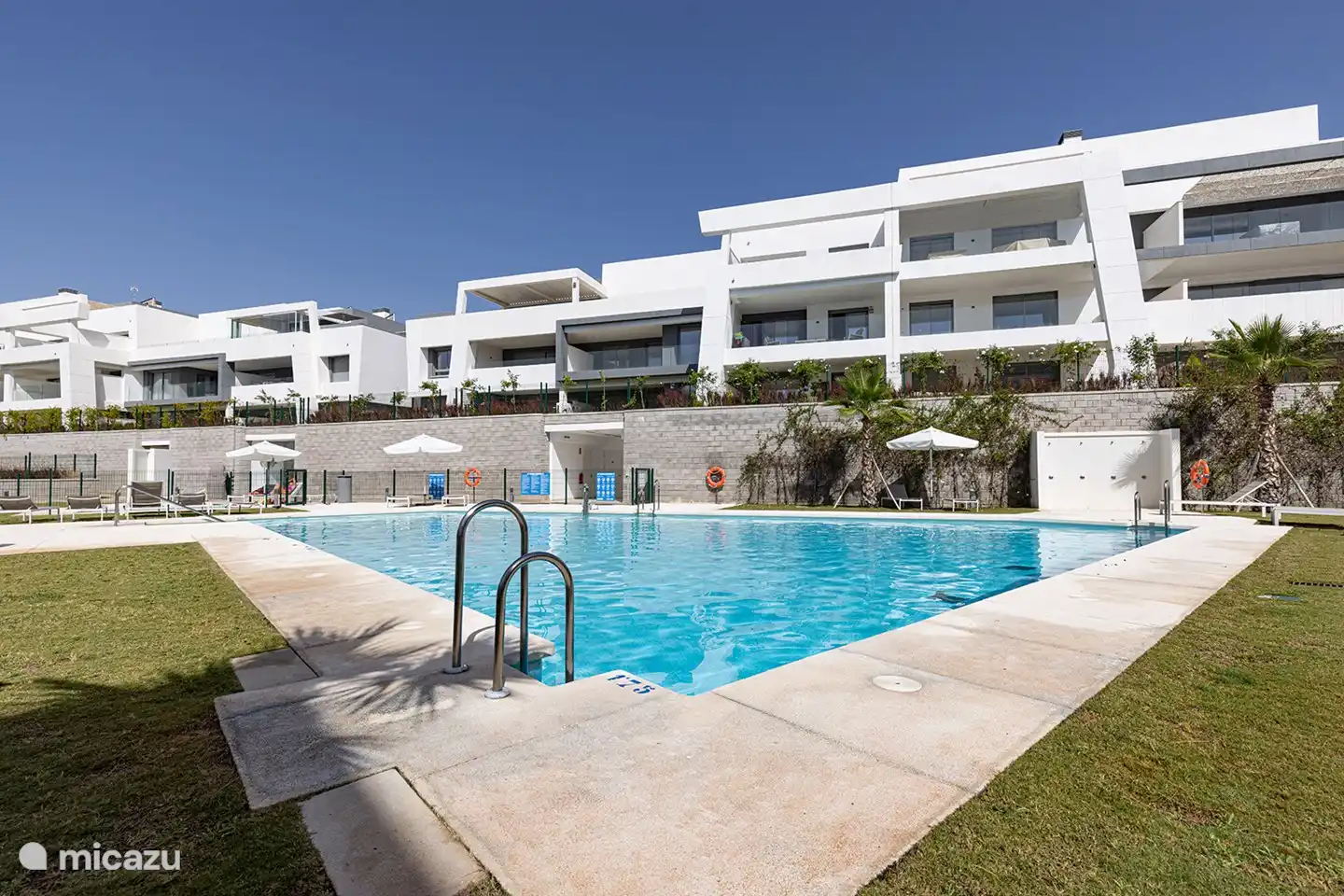 A ambos lados del apartamento una piscina y piscina para niños.