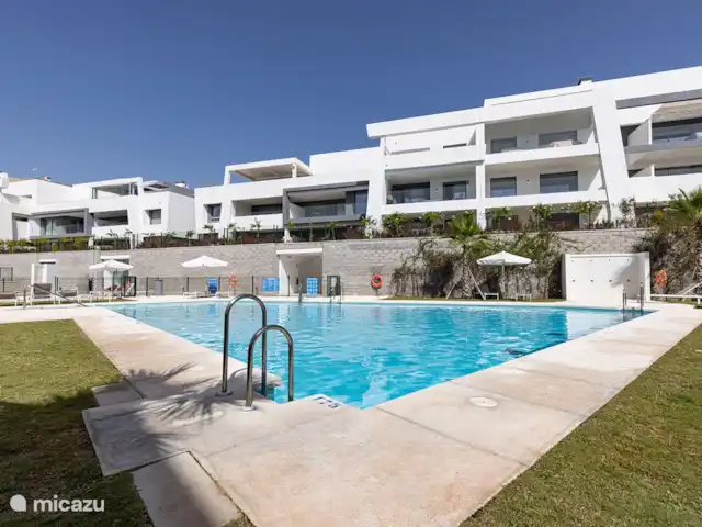 Estrella apartment - Vanian gardens huren in Spanje, Costa del Sol, Estepona - appartement Aan beide zijdes van het appartement een zwembad en kinderzwembad.