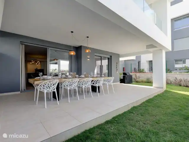 Estrella apartment - Vanian gardens huren in Spanje, Costa del Sol, Estepona - appartement De zithoek buiten is omheind met gras.