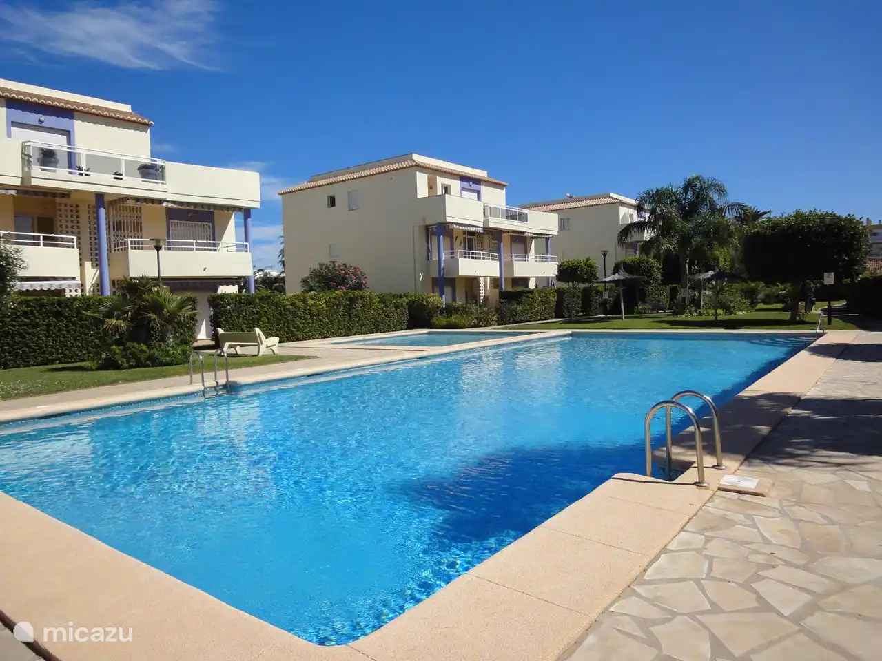 2 GROSSE SCHWIMMBÄDER MIT KINDERPOOLS