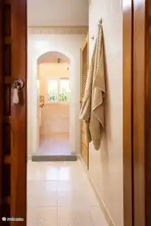 En la planta del salón encontrará 2 dormitorios y un baño con ducha a ras de suelo.