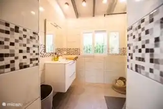 Ducha incluyendo tocador.