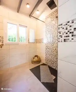 Amplia ducha a ras de suelo.