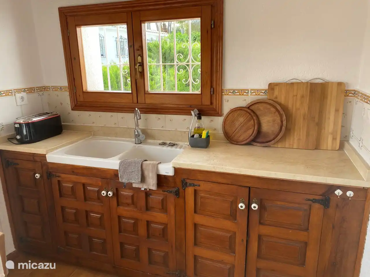 Parte de la cocina. La otra parte es la cocina y un rincón de café con Nespresso y espumador de leche.