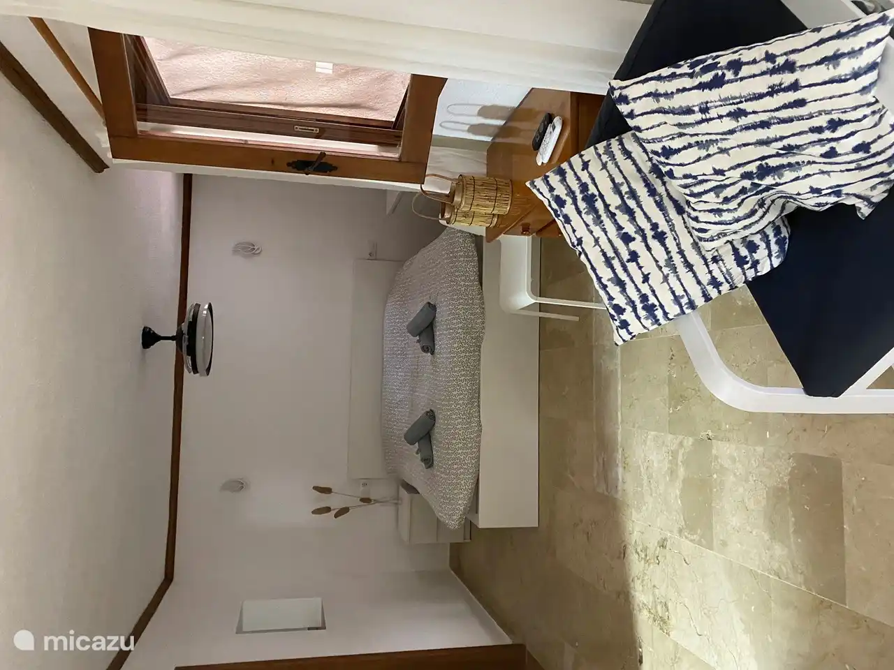 Amplio dormitorio en la fresca planta baja de la casa.