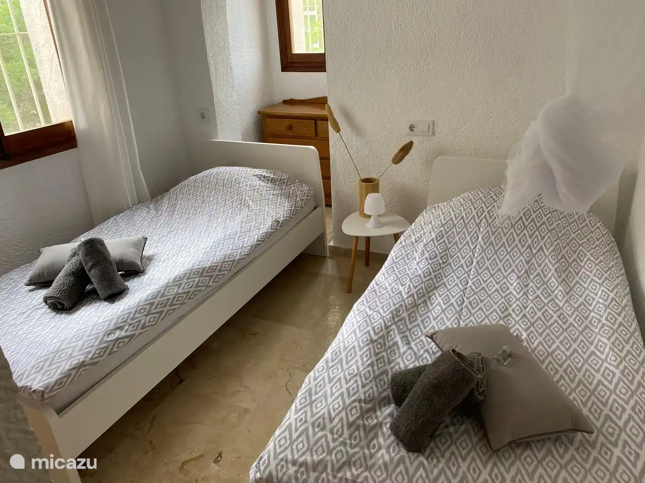 Un dormitorio tiene 2 camas separadas.