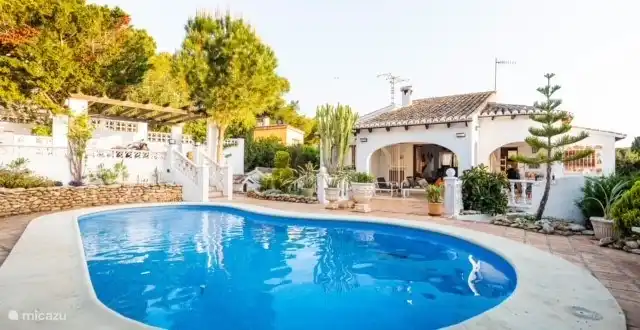 Garden Villa vista con piscina privada y ducha al aire libre