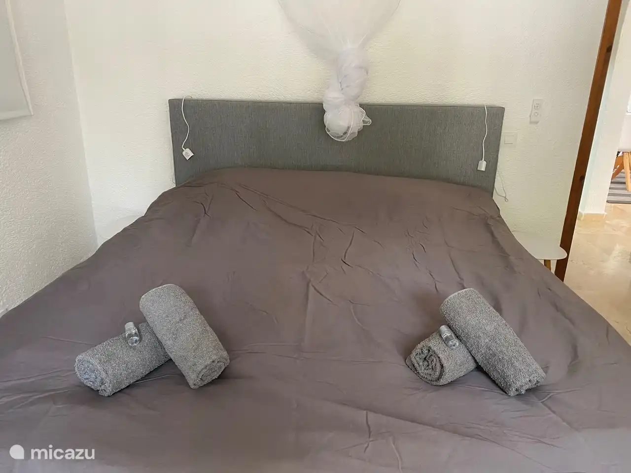 Cama box spring nueva.