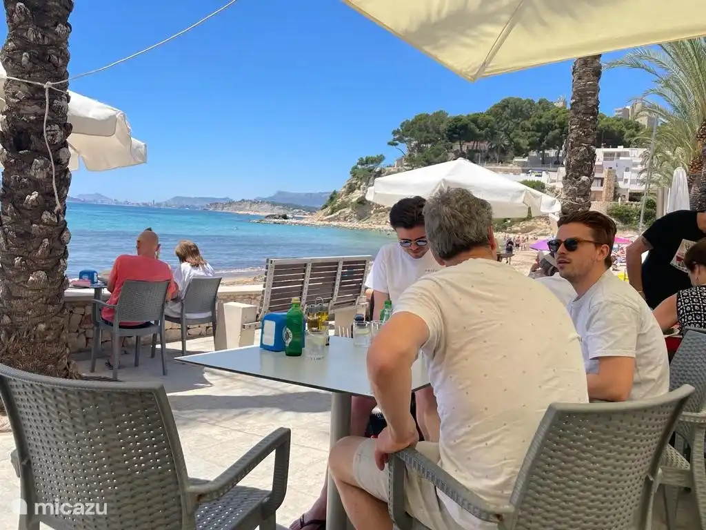 Por todas partes buenos restaurantes y bares junto al mar.