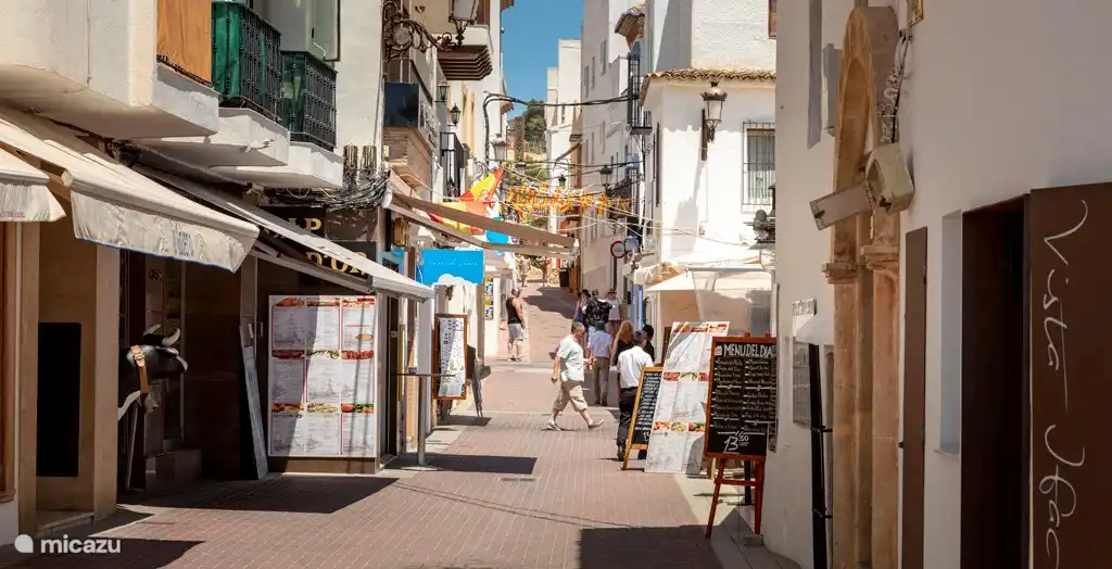 Moraira tiene varias playas de arena, muchas calles comerciales, plazas, bares y restaurantes.