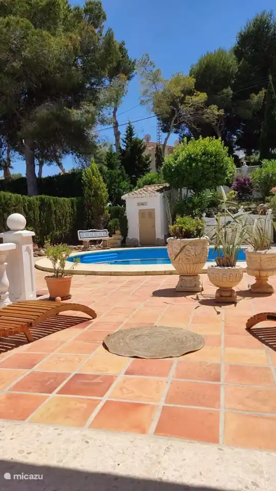 2 tumbonas junto a la piscina