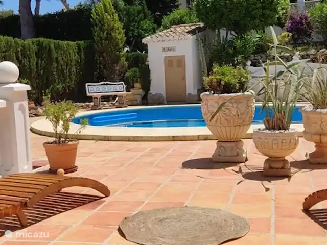 Garden Villa Moraira_piscine privée | Espagne, Costa Blanca, Moraira - villa 2 transats au bord de la piscine