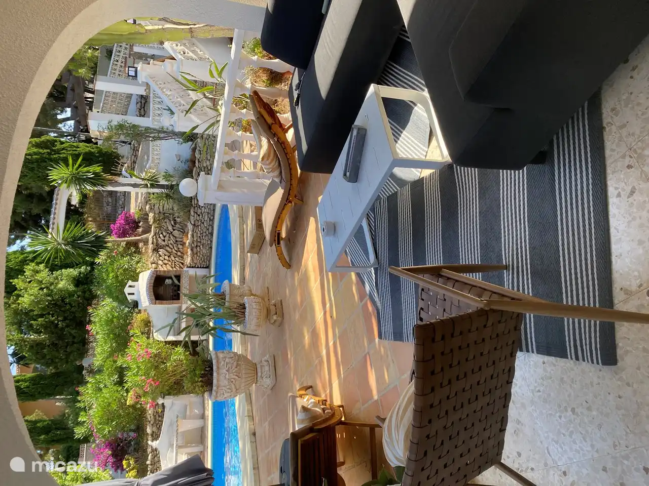 La naja con sofá salón.