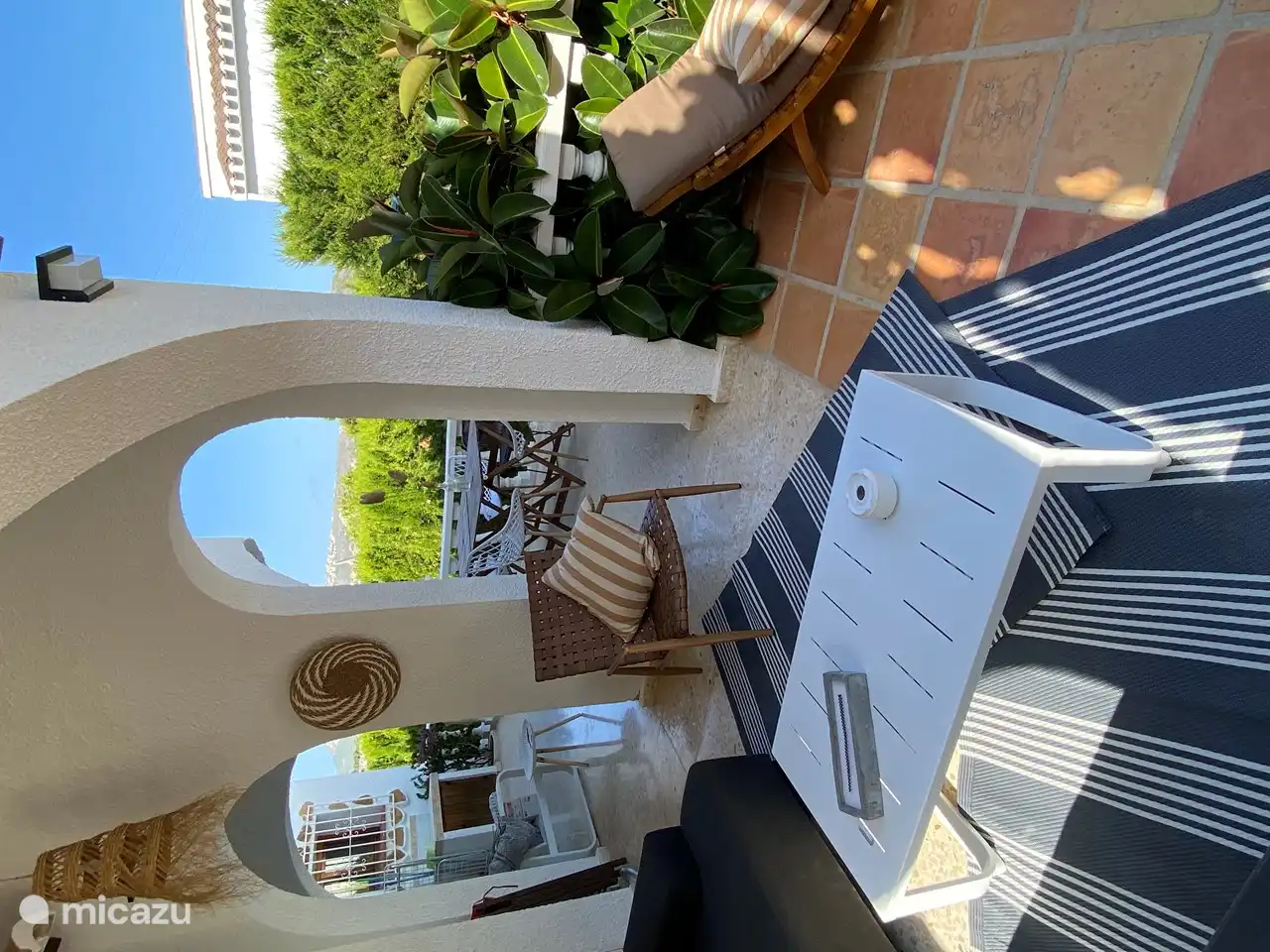 Gran naja con varias zonas de descanso.