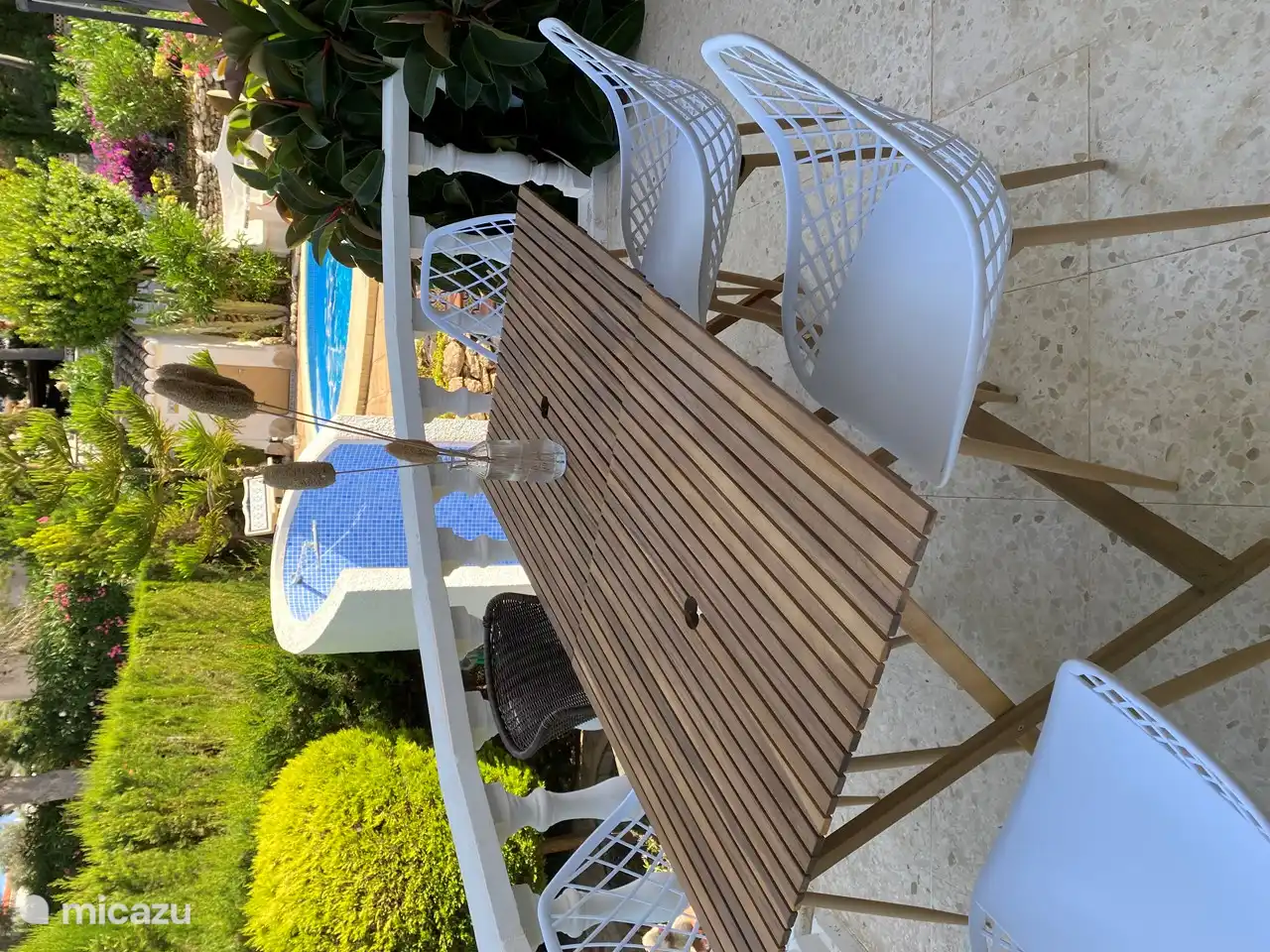 Comer con vista a la piscina. La barbacoa y la plancha están cerca de esta mesa.