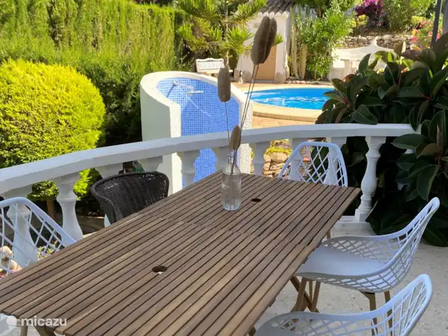 Garden Villa Moraira_piscine privée | Espagne, Costa Blanca, Moraira - villa Mangez avec vue sur la piscine. Le BBQ et la plancha sont proches de cette table.