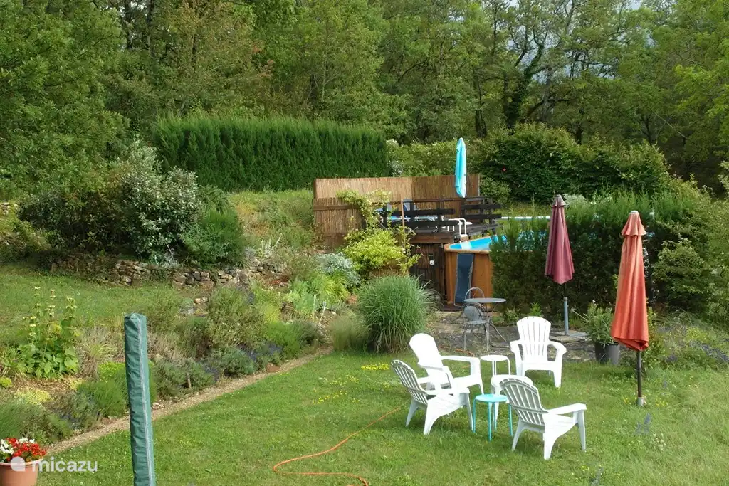 La piscina con terraza solar.