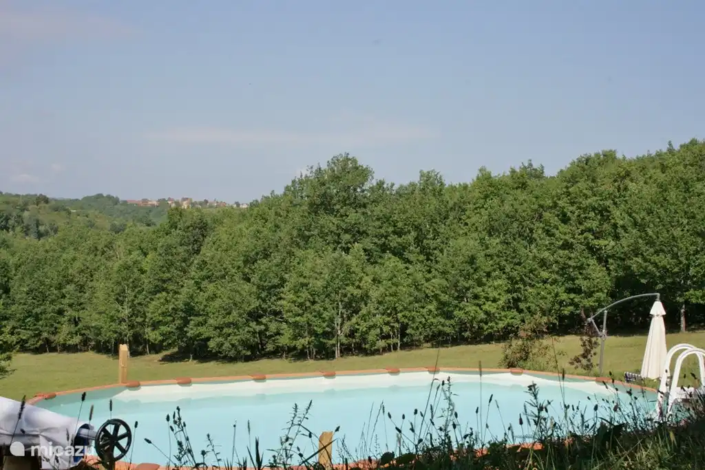 La piscina privada con vistas.