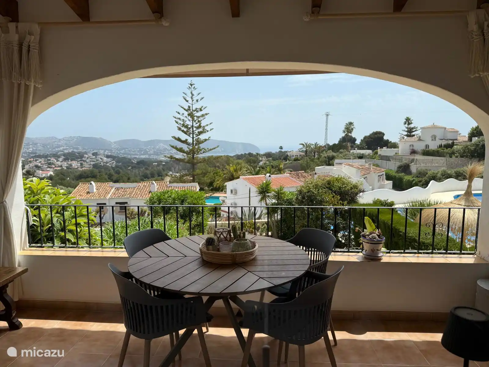 le balcon adjacent au salon avec de belles vues