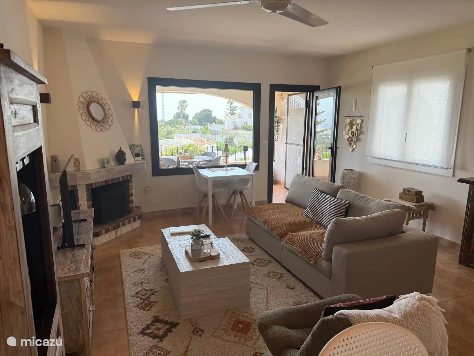 à côté du salon, vous avez un balcon d’où vous avez une belle vue sur la piscine, la mer, les montagnes et Moraira