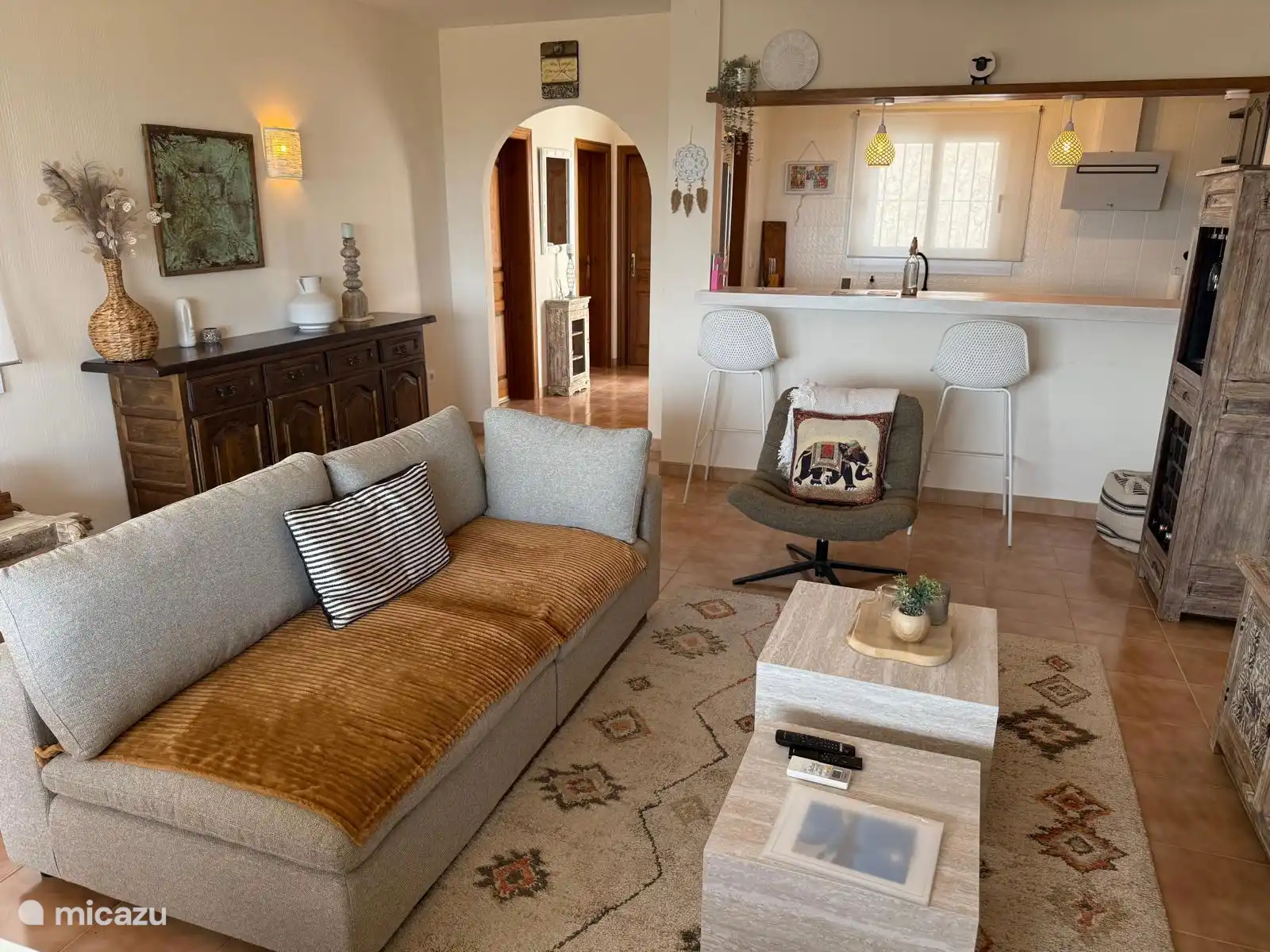 Le salon cosy avec cuisine attenante