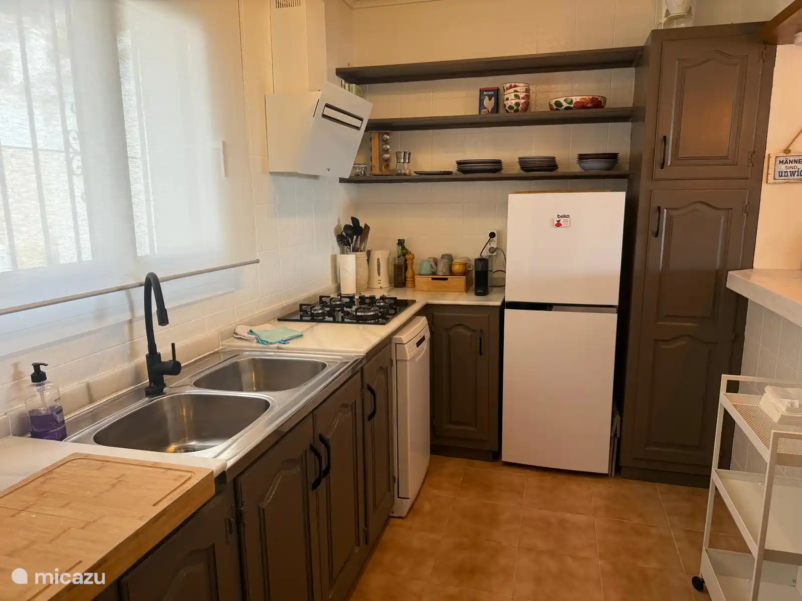 La cuisine est équipée d’une cuisinière à gaz, d’un réfrigérateur avec congélateur, d’un lave-vaisselle, d’une bouilloire et d’une cafetière Nespresso