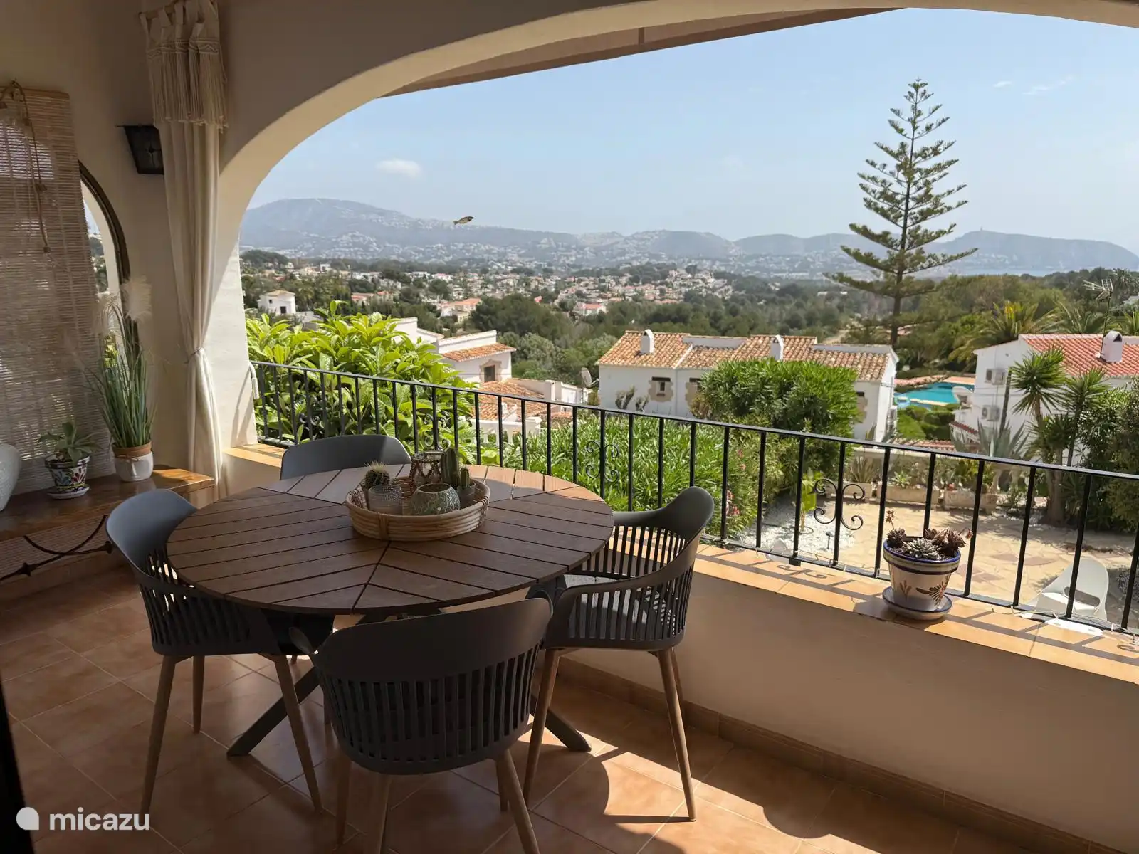 Du salon et du balcon, vous avez une vue magnifique sur les montagnes, Moraira et la mer !