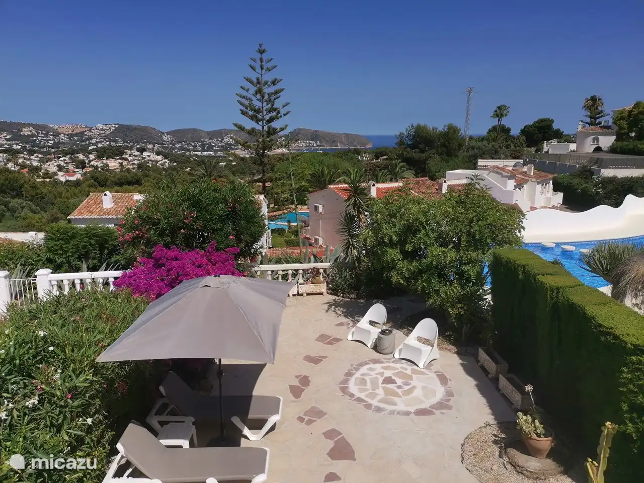 Le jardin vu de la terrasse du dernier étage avec vue sur la mer.