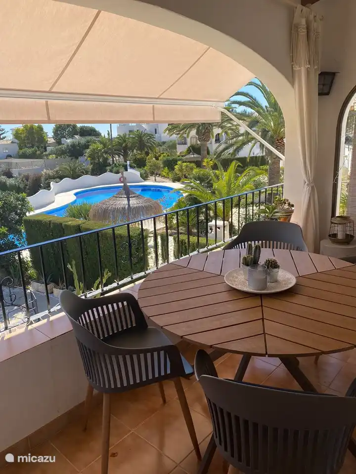 De la terrasse près du salon, vous avez une belle vue sur la piscine commune et la mer