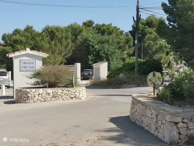 Joyau de la Casa Lenti. piscine Moraira | Espagne, Costa Blanca, Moraira - maison de vacances L’entrée du quartier où se trouve la maison.