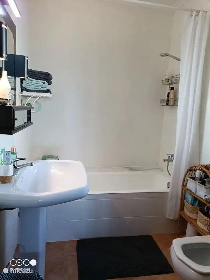 la salle de bain à l'étage avec baignoire et WC