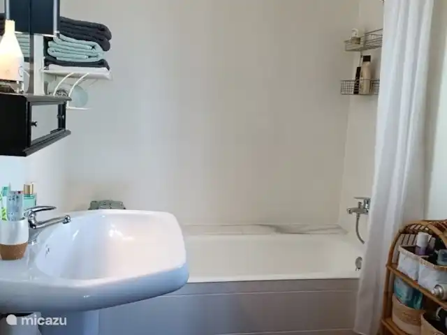 Joyau de la Casa Lenti. piscine Moraira | Espagne, Costa Blanca, Moraira - maison de vacances la salle de bain à l'étage avec baignoire et WC