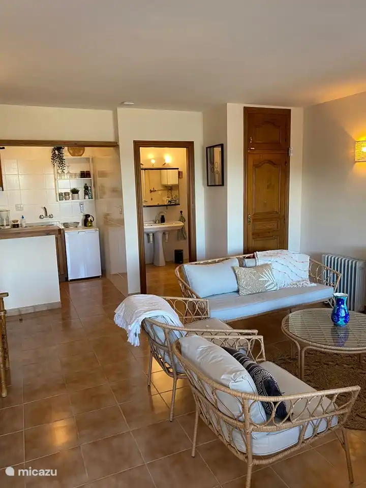 le salon dans l’appartement du rez-de-chaussée