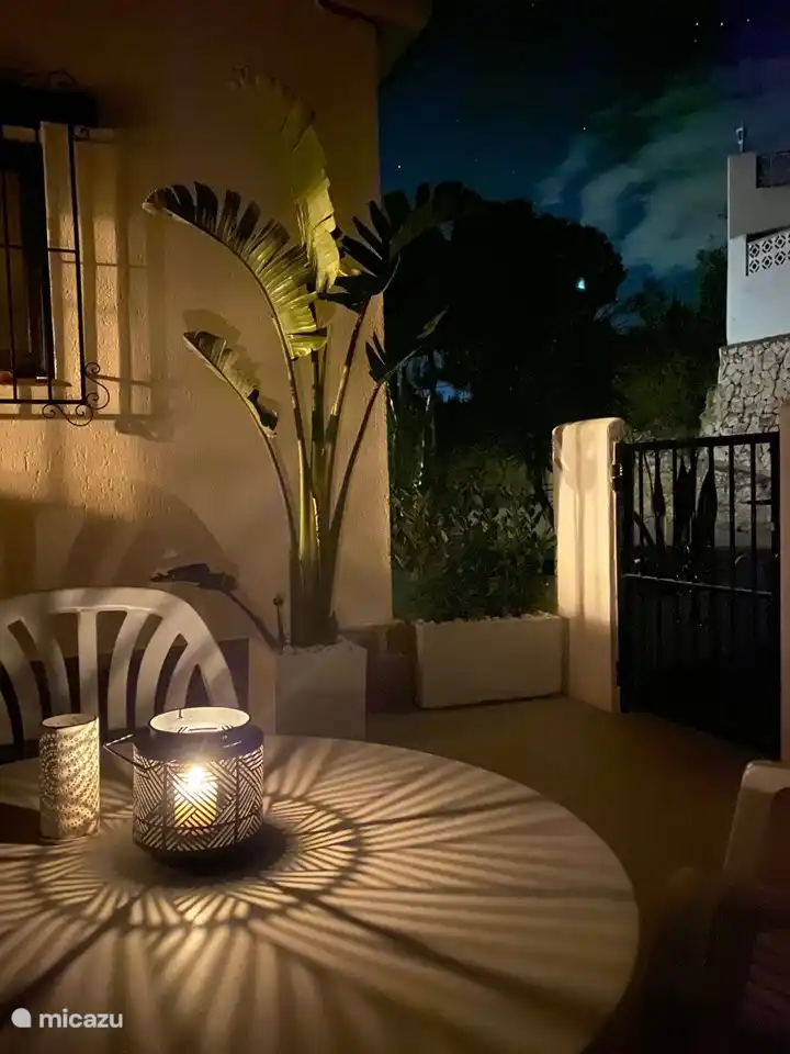 la terrasse devant la maison à l'entrée