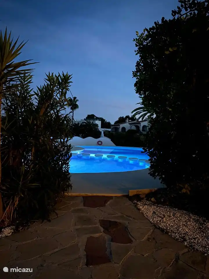 piscine commune magnifiquement éclairée