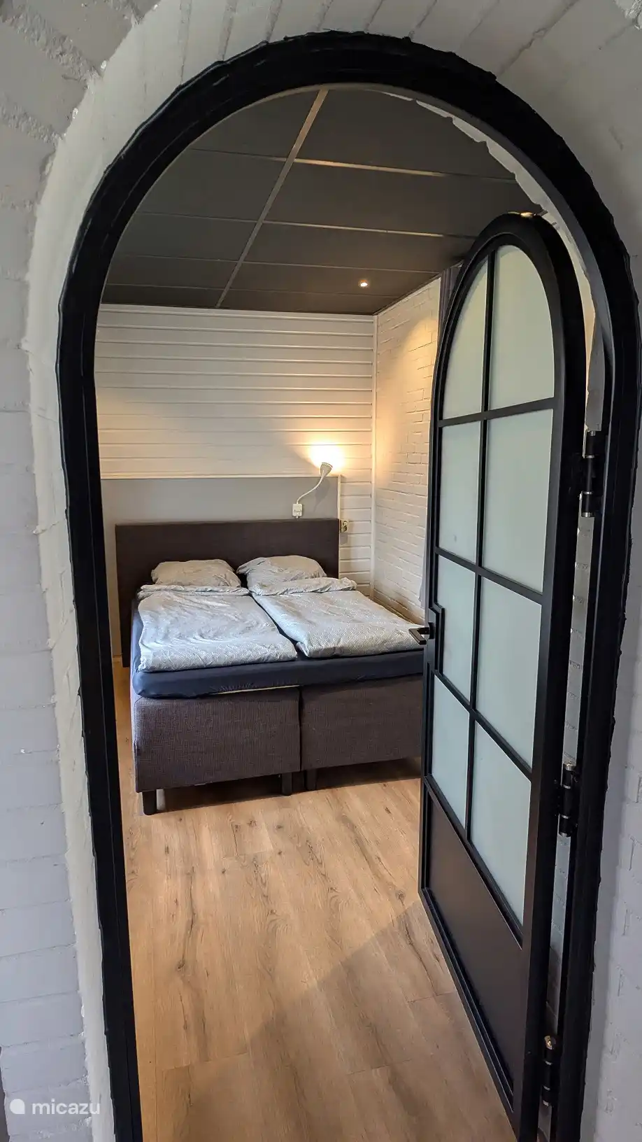 Dormitorio con cama matrimonial