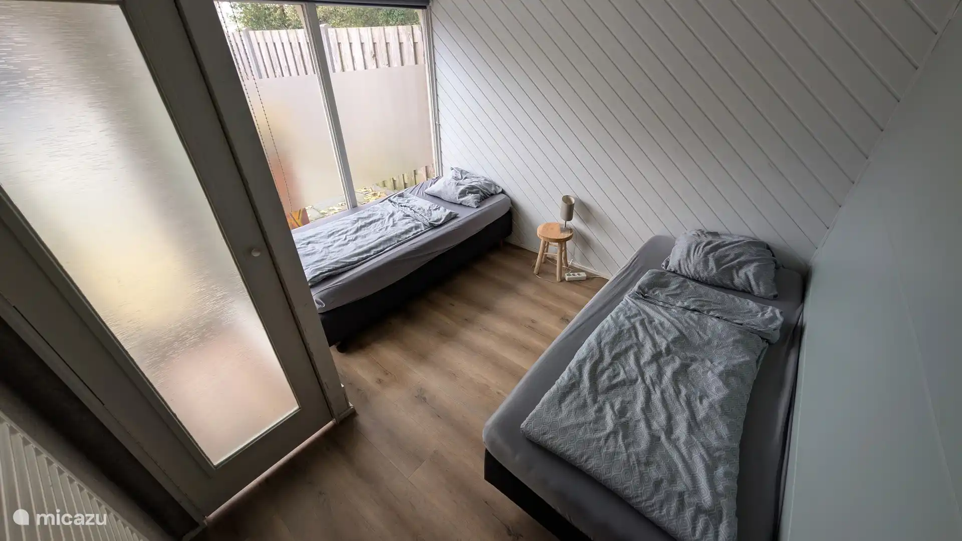 Dormitorio con 2 camas individuales