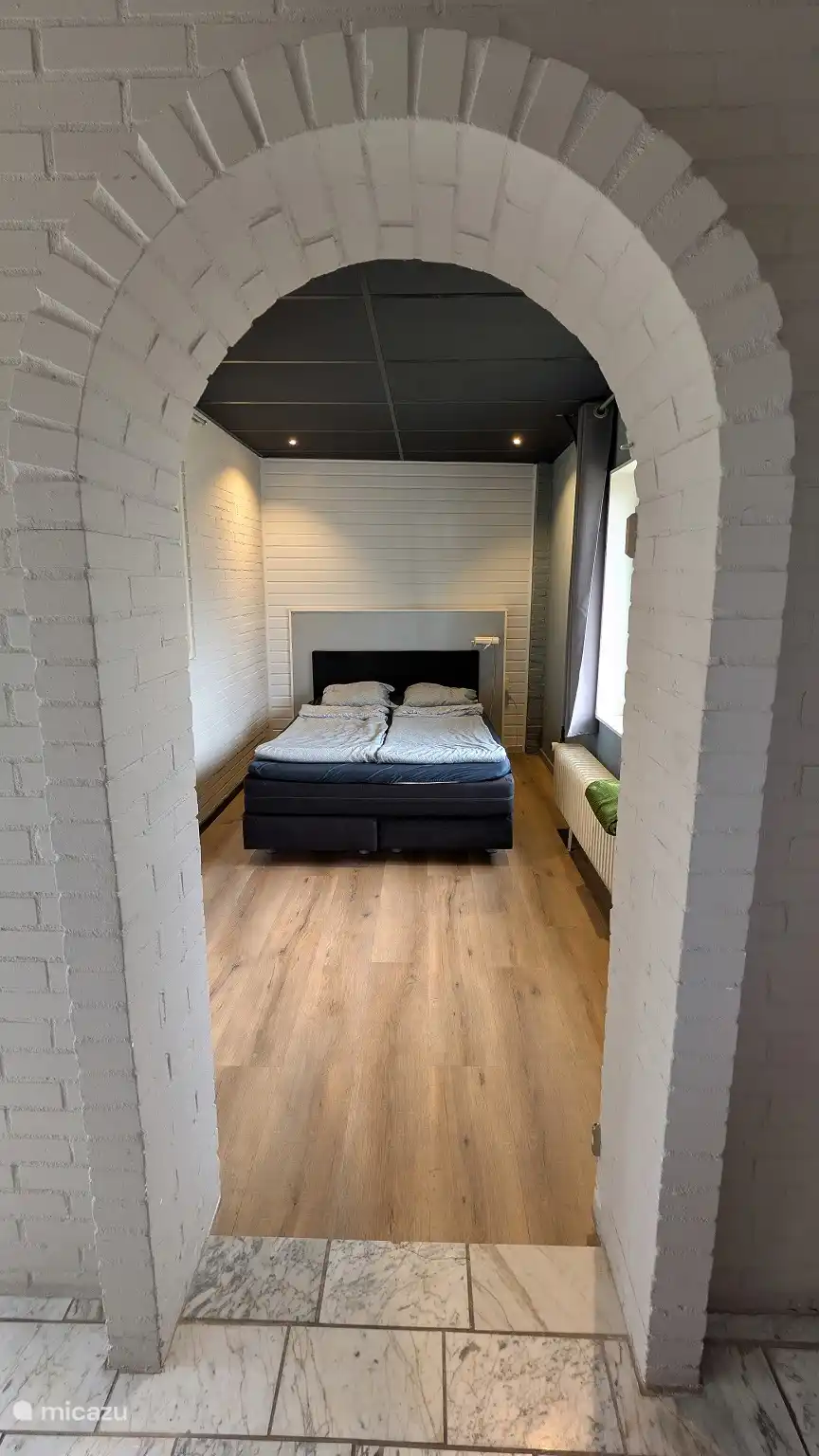 Dormitorio con cama matrimonial