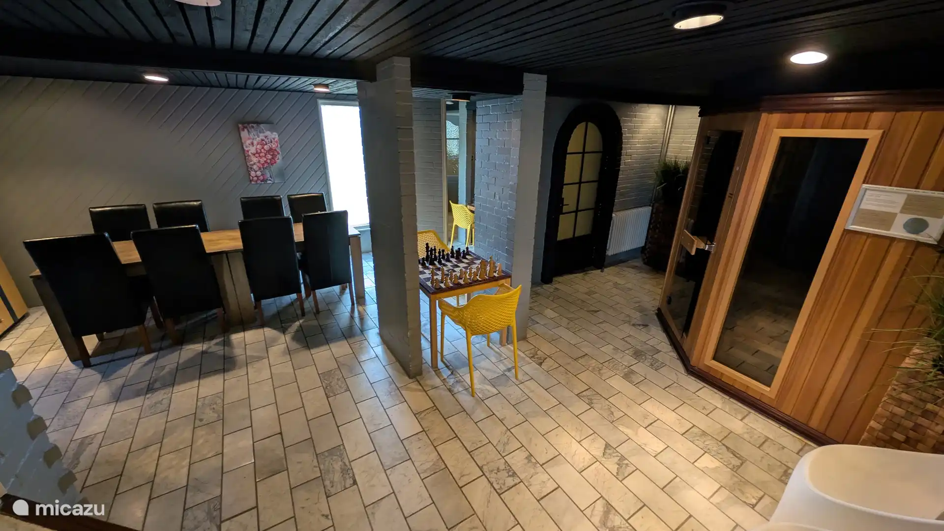 Salón con acceso a piscina, sauna, ducha y mesa de comedor