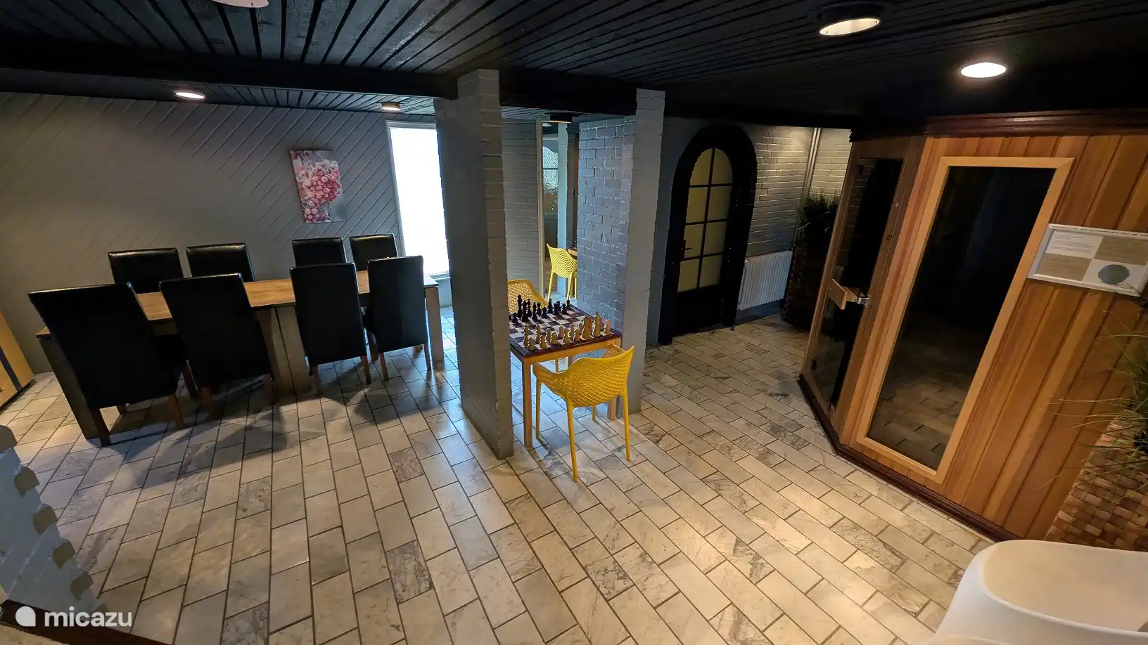 Salón con acceso a piscina, sauna, ducha y mesa de comedor