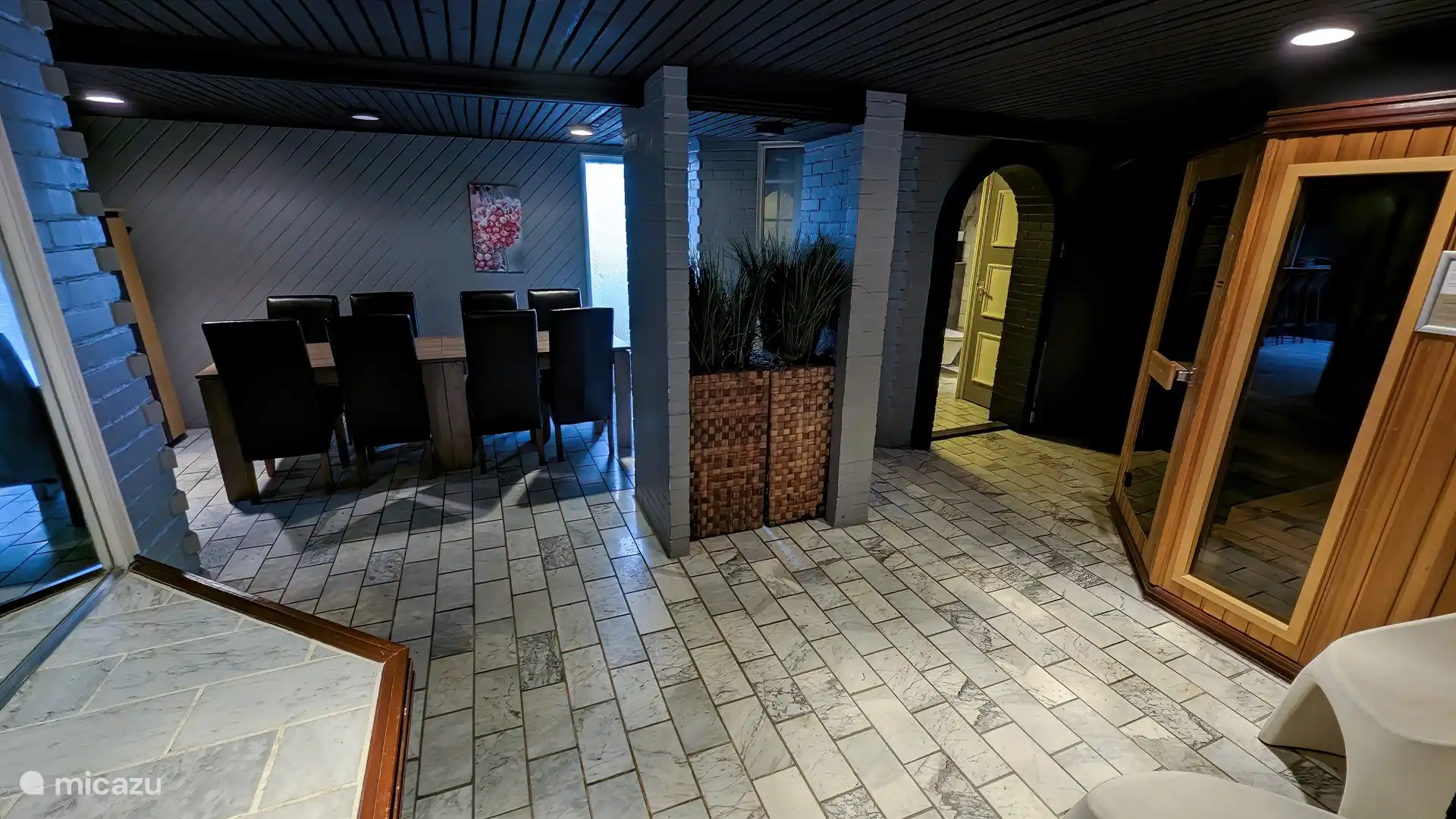 Hal naar badkamer en toilet, sauna en zwembad