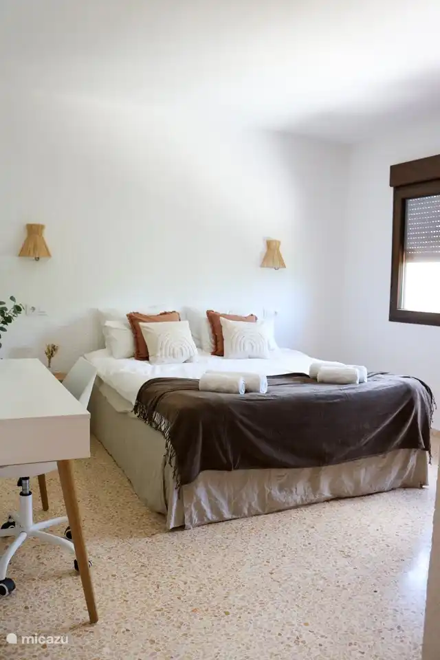 Chambre à l'étage comprenant bureau et chaise (lit 180cm)